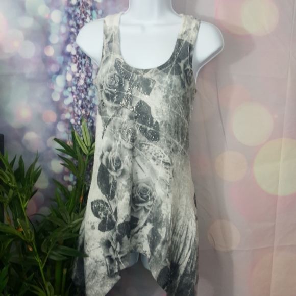 Tops - Black-white rose ribbed gem tank top size small